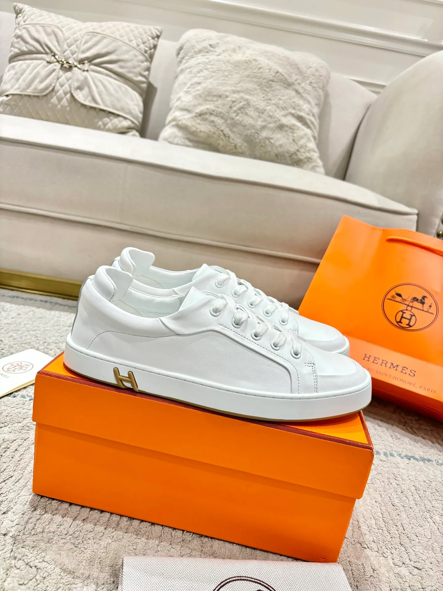 👟👟Ex-factory price 640👟👟 Men's model ➕10 Hermes·Hermès 2025ss new Lucky series men's leather loafers casual sports shoes for women Top version 🔝Original purchase, development and production👍🏻 This Hermès sports shoe is made of calfskin and suede goatskin, with iconic "H" details on the side, creating a dynamic and fashionable style. 💘 💜Material: original imported first-layer cowhide 💛Inner lining: original customized soft sheepskin 💚Sole: original molded non-slip TPU outsole ❤️Sole thickness: about 2.5cm 🤍Number of yards: 35-45👣 (40 for women and 45 for men, custom-made and non-refundable